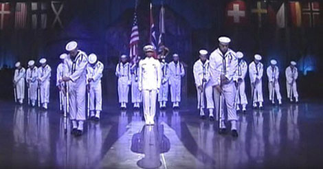 18 marins se tiennent debout lors d’une cérémonie. Regardez ce qui se passe quand ils lèvent la tête. C’est envoûtant !