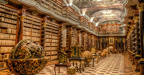 La bibliothèque Clementinum a été ouverte en 1722 pour une université jésuite de Prague. Elle possède plus de 20 000 livres et est un très bel exemple de l’architecture baroque.