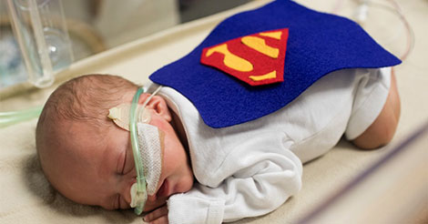 Le personnel hospitalier déguise les enfants qui luttent pour la vie en super-héros