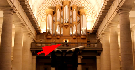 Dans une église il s’est assis devant l’orgue et a joué la musique du film Interstellar… Extraordinaire !