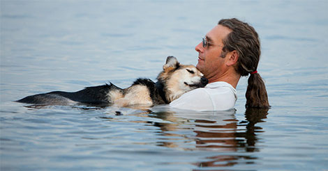 Tous les jours, il emmène son chien dans le lac. Mais la raison m’a donné les larmes aux yeux.