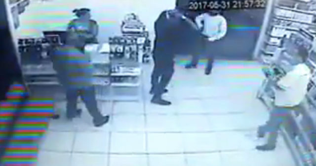 Un homme armé tente de braquer un magasin. Malheureusement pour lui tout le monde est armé…