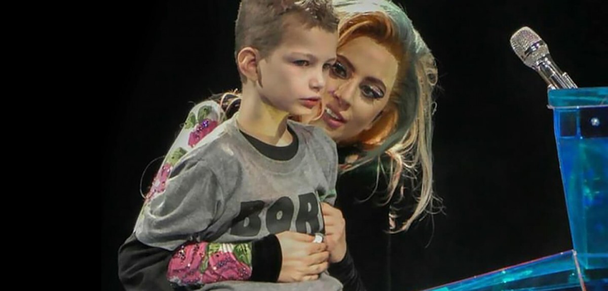 Lady Gaga fait monter sur scène un garçon avec un autisme sévère