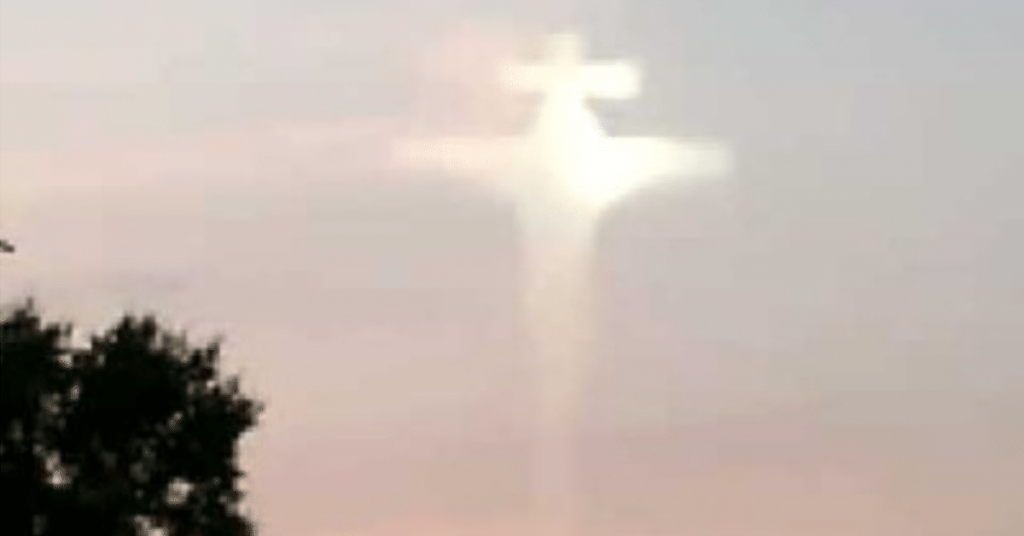 L'image de « Jésus sur la croix » apparaît dans le ciel. Regardez la vidéo