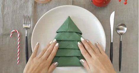 Apprenez à plier vos serviettes de table en sapin pour Noël