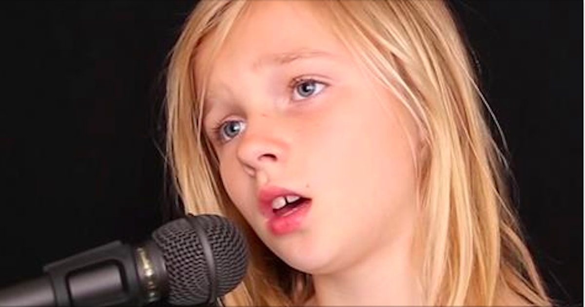 Une petite fille de 11 ans interprète magnifiquement « Sound Of Silence » et laisse internet sans voix