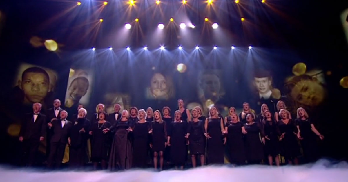 Cette Chanson Donne La Chair De Poule Une chorale est en train de donner la chair de poule à tout le monde
