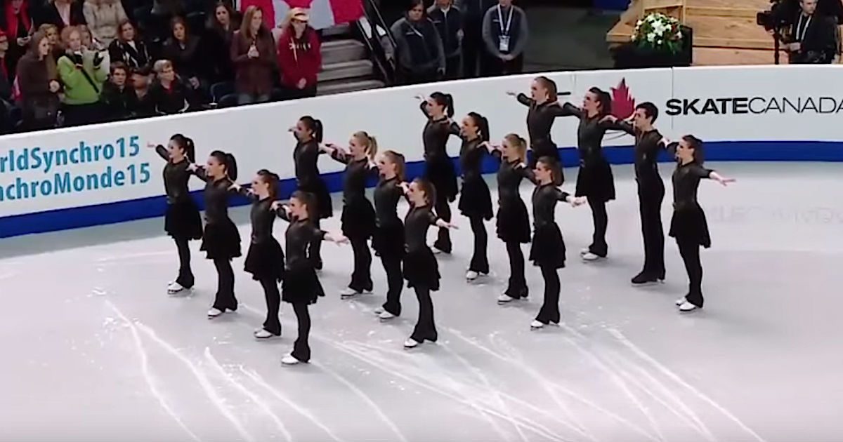 16 patineurs sont figés en formation « carrée ». En quelques secondes, la foule hurle