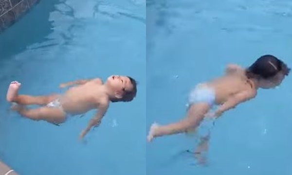 Le bébé de 2 ans nage avec style et habileté dans la piscine
