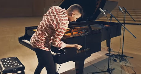 Il s’est mis à taper sur son piano et personne ne comprenait pourquoi. Puis à la 20ème secondes… Ouah !