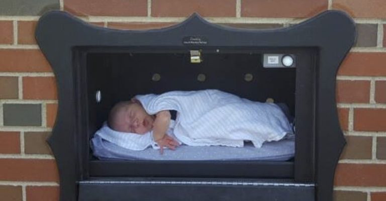 Les États-Unis ont installé des boîtes aux lettres pour laisser les bébés non désirés. Ils veulent qu’on les abandonne en toute sécurité