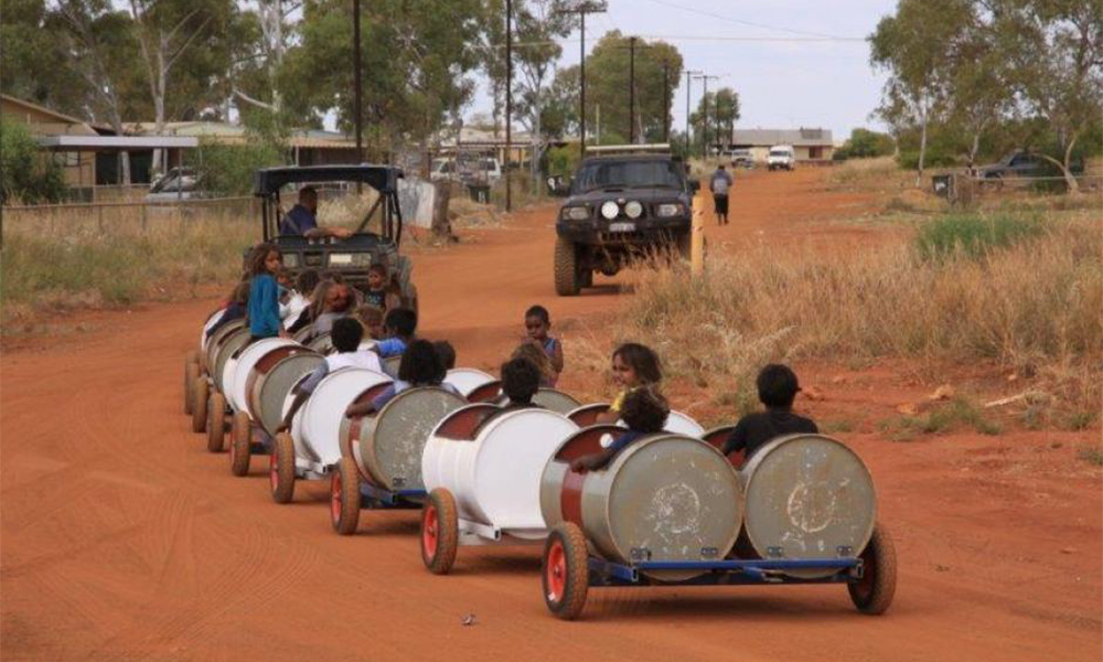 Une école dans le désert crée un petit train en tonneaux pour aller chercher les enfants
